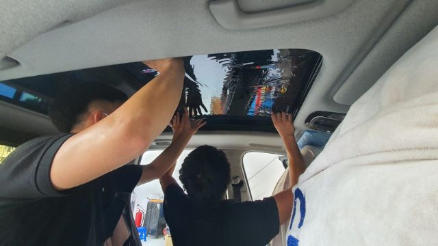 Dán phim cách nhiệt cửa sổ trời cho ô tô
