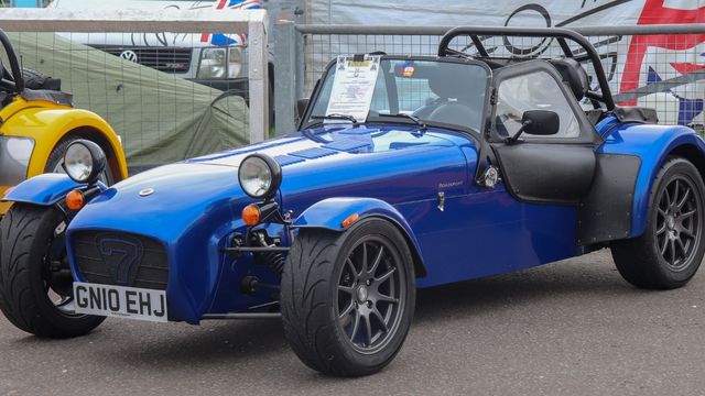 Dán phim cách nhiệt cho xe Caterham